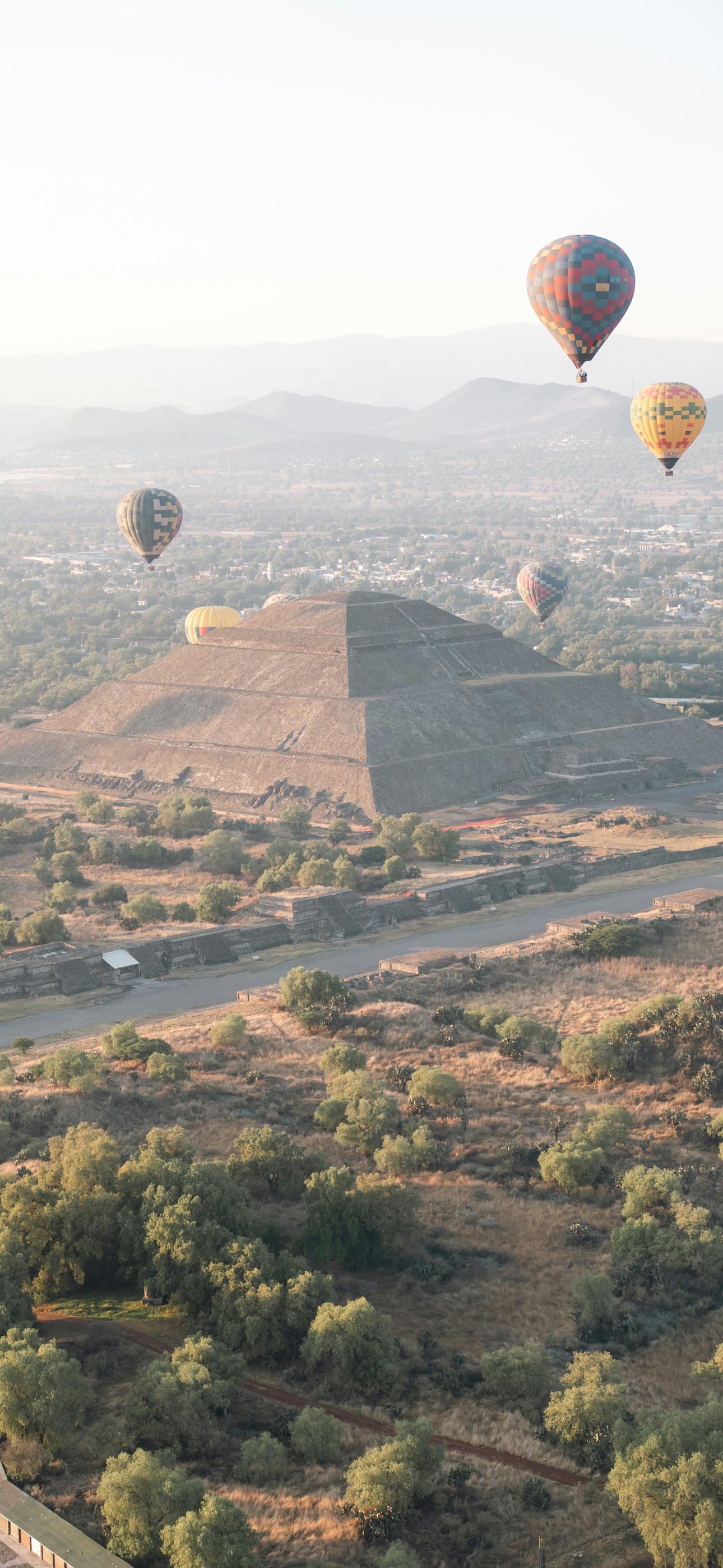 pyramideshotairballoln
