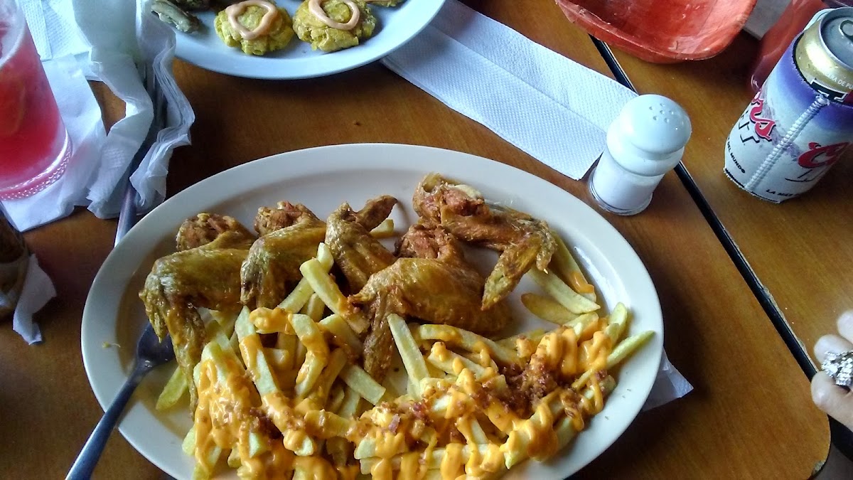 Terraza de La Resaca en la noche con luces de ambiente
