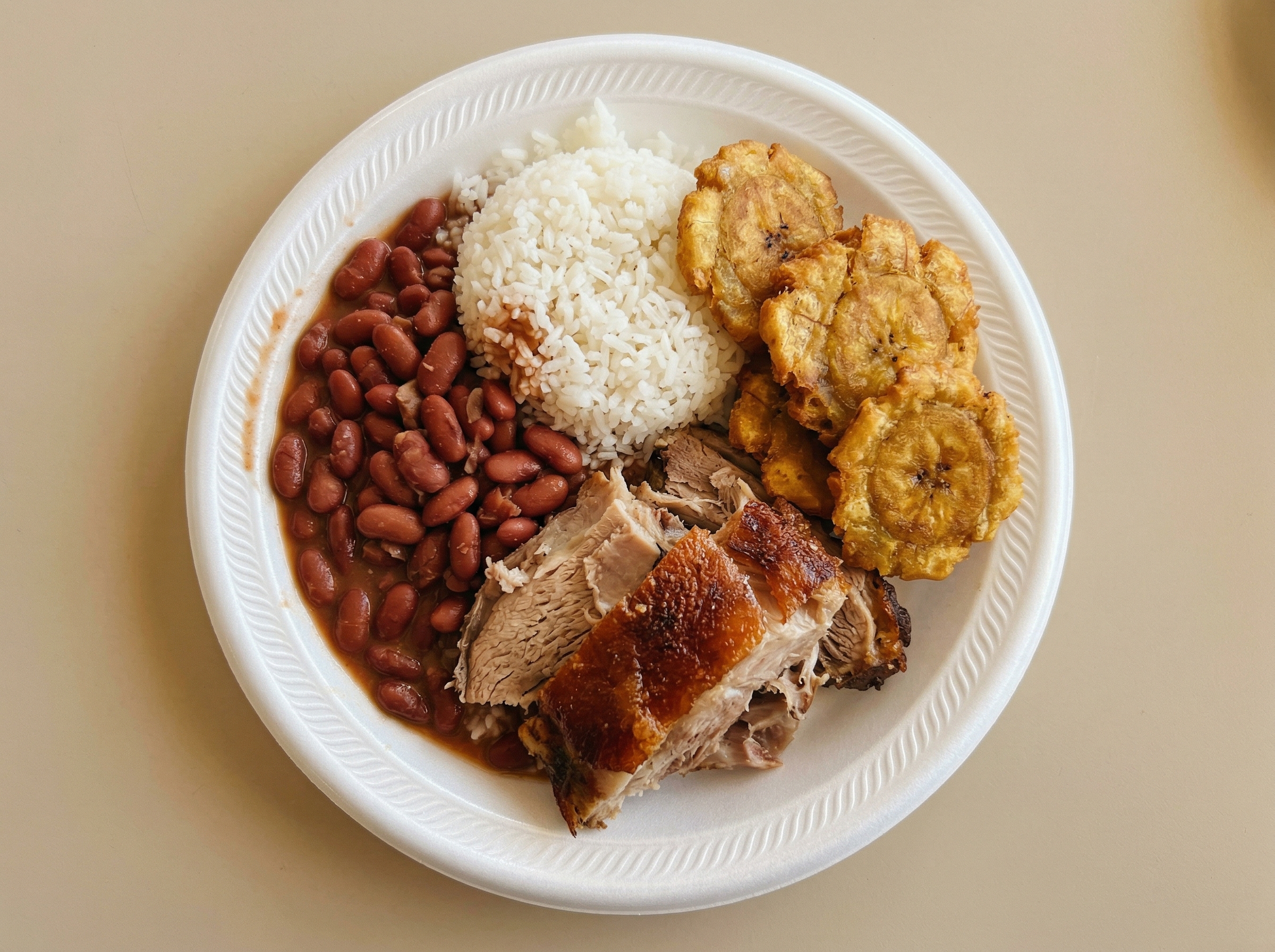 Plato de almuerzo criollo con arroz, habichuelas y carne