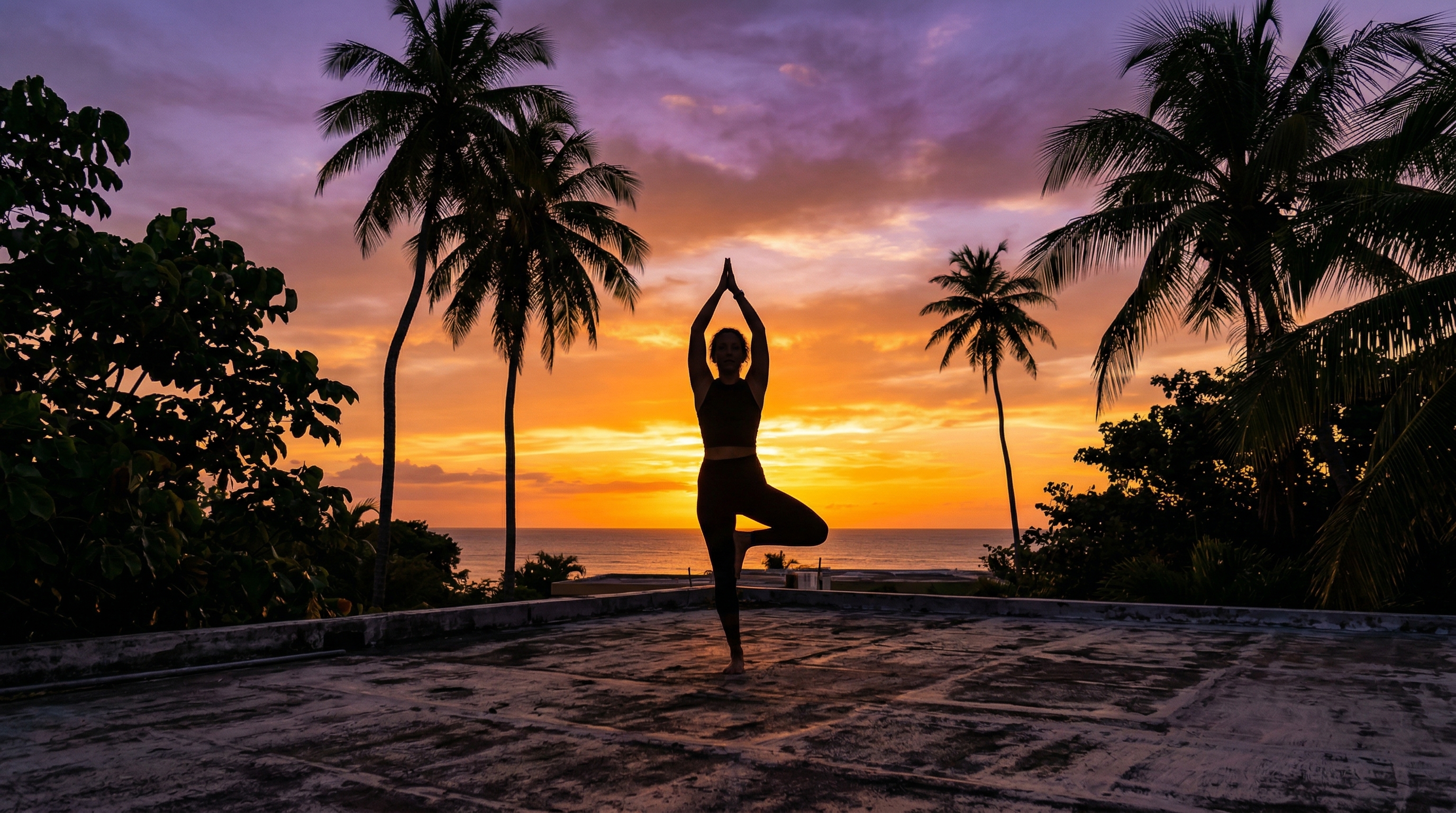 Silueta de practicantes de yoga al atardecer