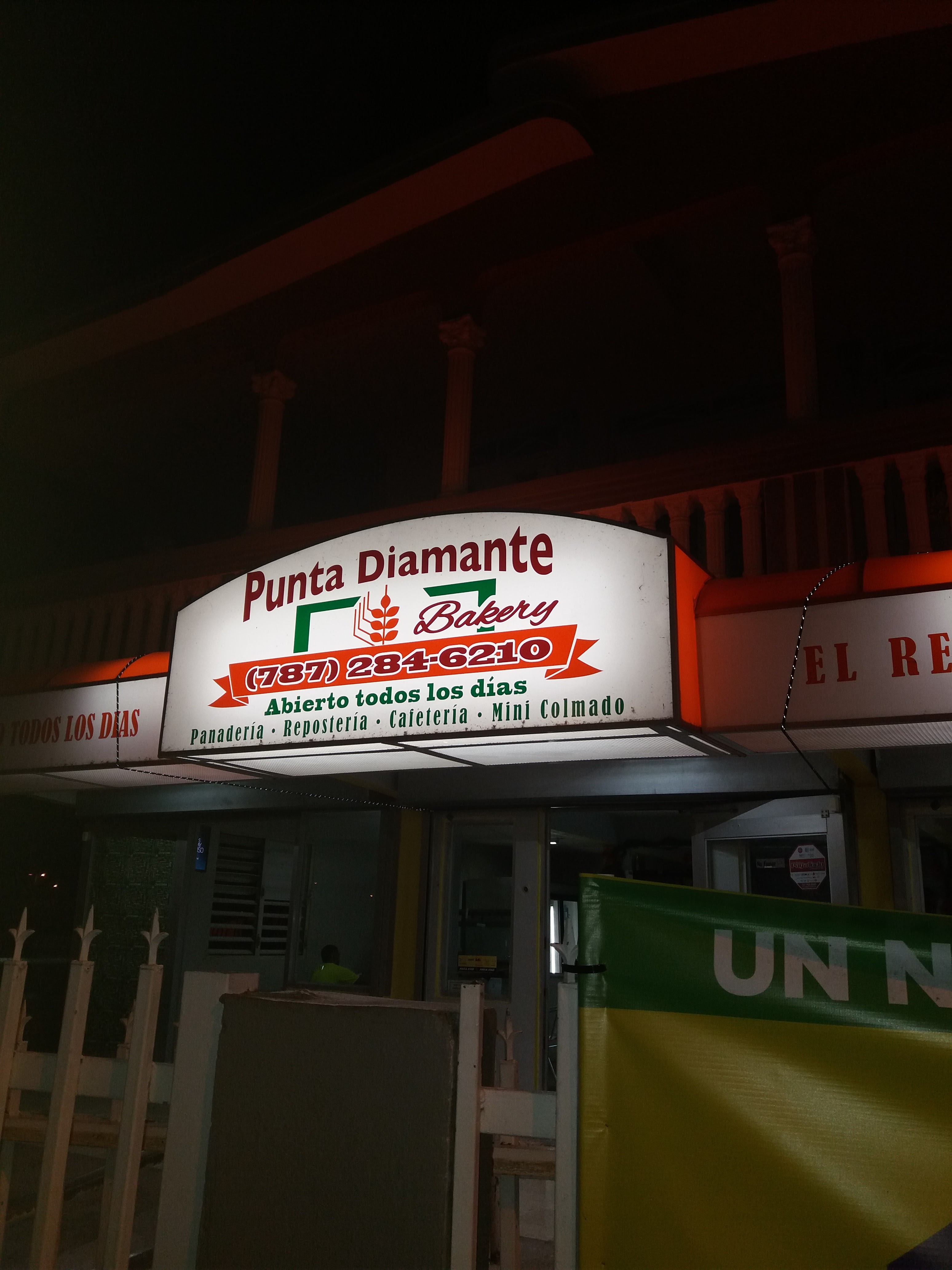 Vitrina con productos de Punta Diamante Bakery