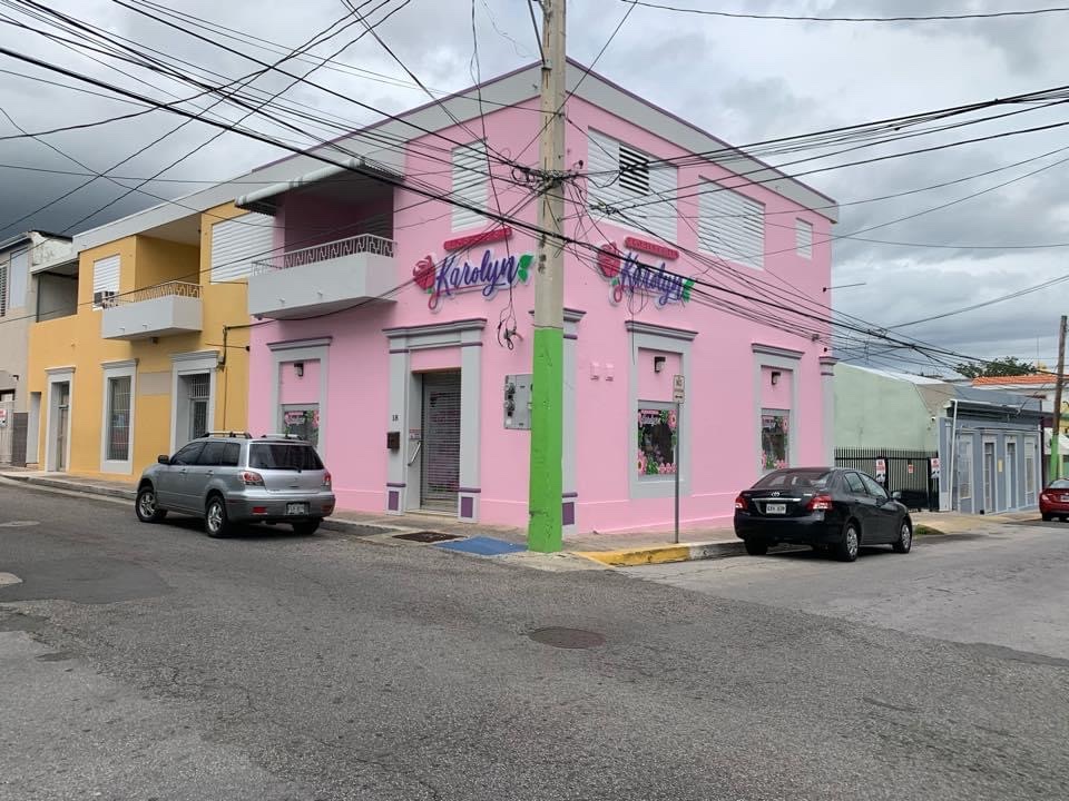 Karolyn trabajando con flores en su taller en Yauco, Puerto Rico