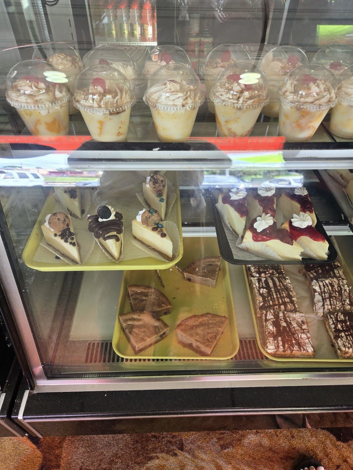 Pan artesanal recién horneado en Rico Pan Bakery