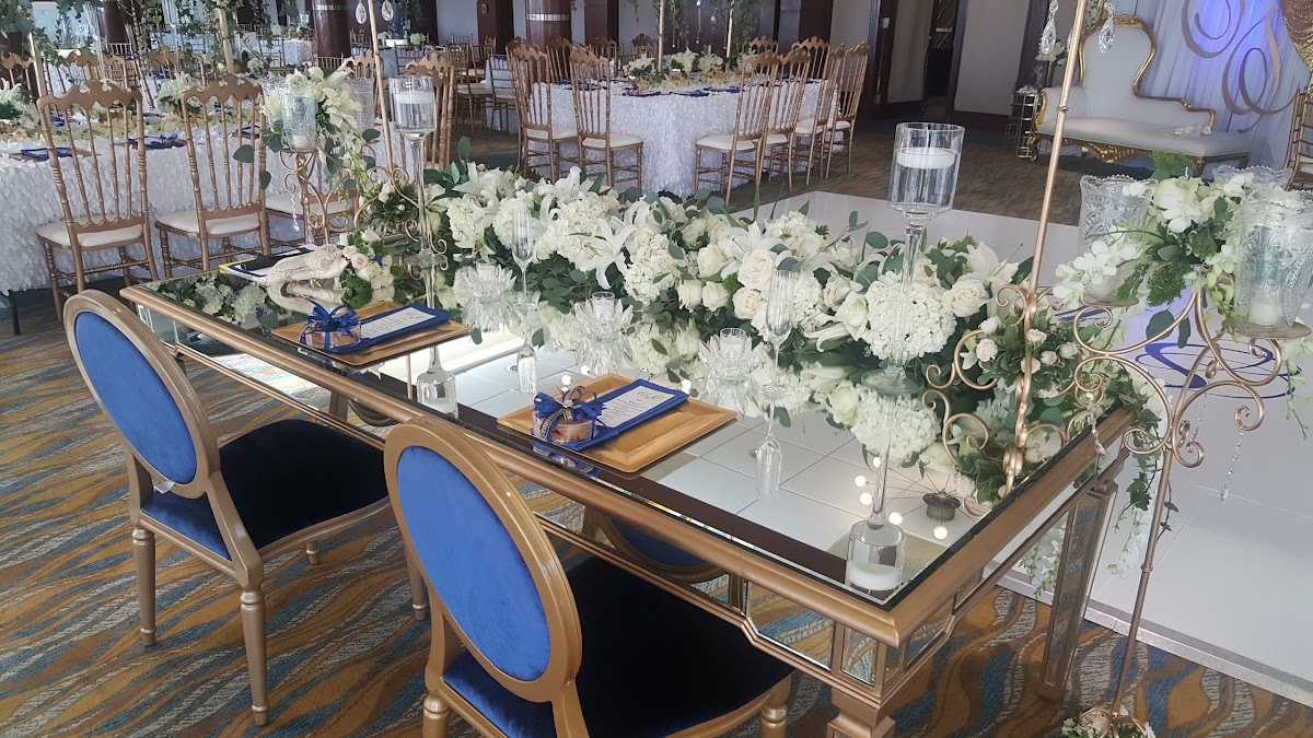 Persona sosteniendo un ramo nupcial de D'Flor Flowers Boutique en Guaynabo