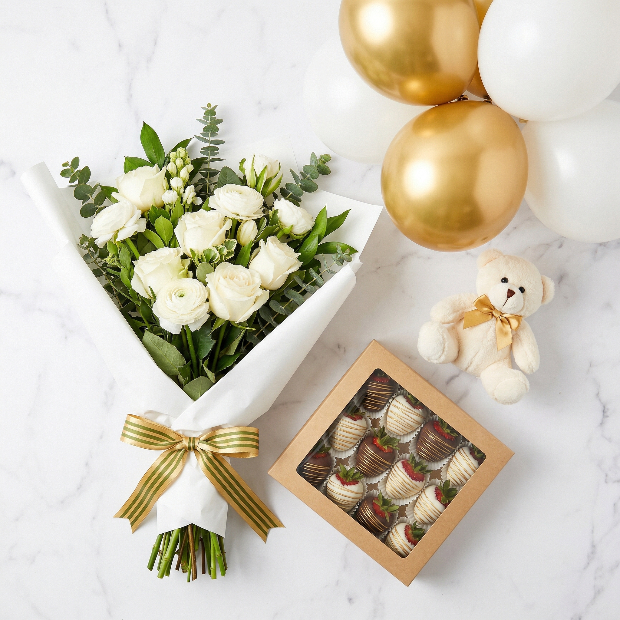 Gift bundle plano sobre mármol blanco — flores, chocolates, fresas