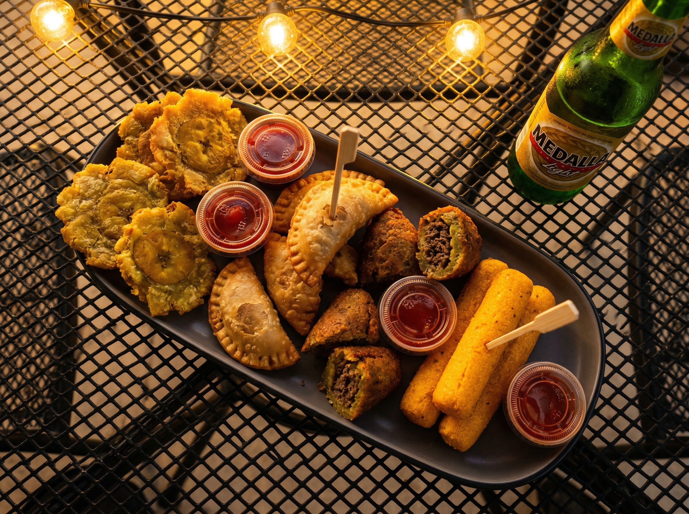 Sampler de picadera — empanadillas, tostones y más