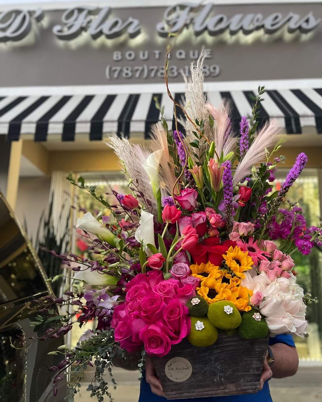 Persona sosteniendo ramo de flores de D'Flor Boutique