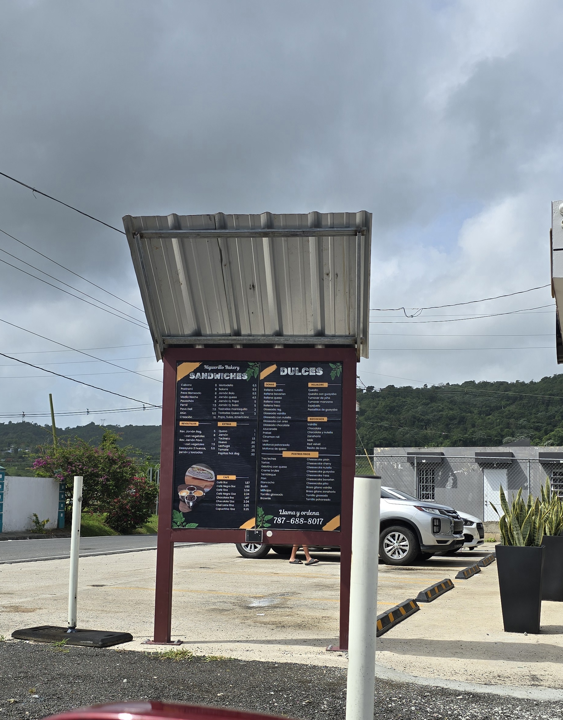 Variedad de productos en vitrina