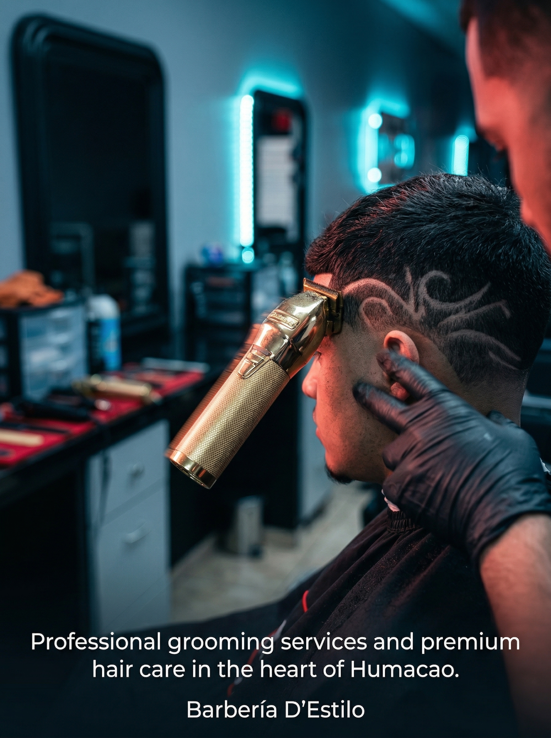 Barbero trabajando con clipper durante un corte