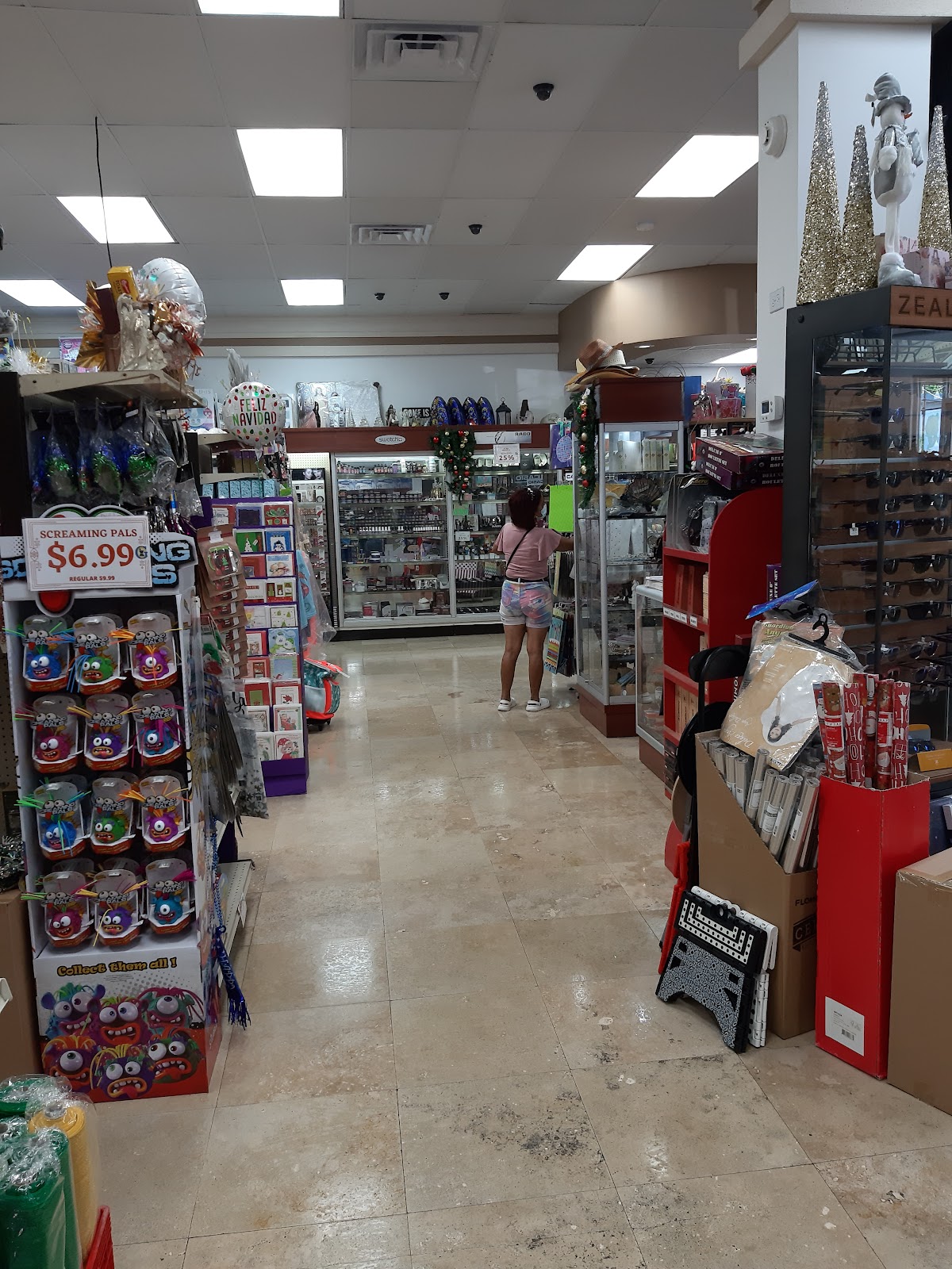 Pasillo de productos en Farmacia Genesis