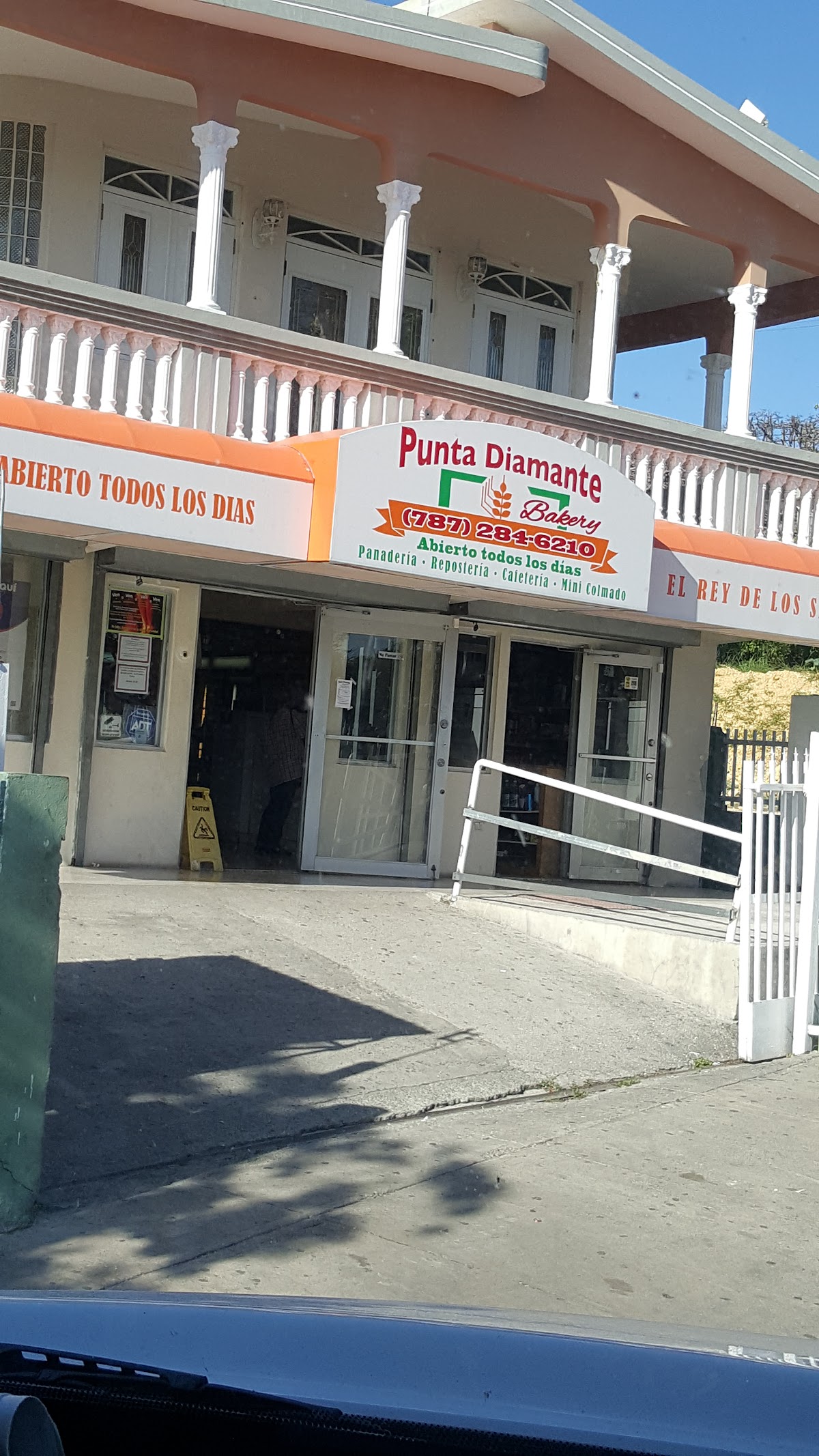 Punta Diamante Bakery — vista exterior nocturna