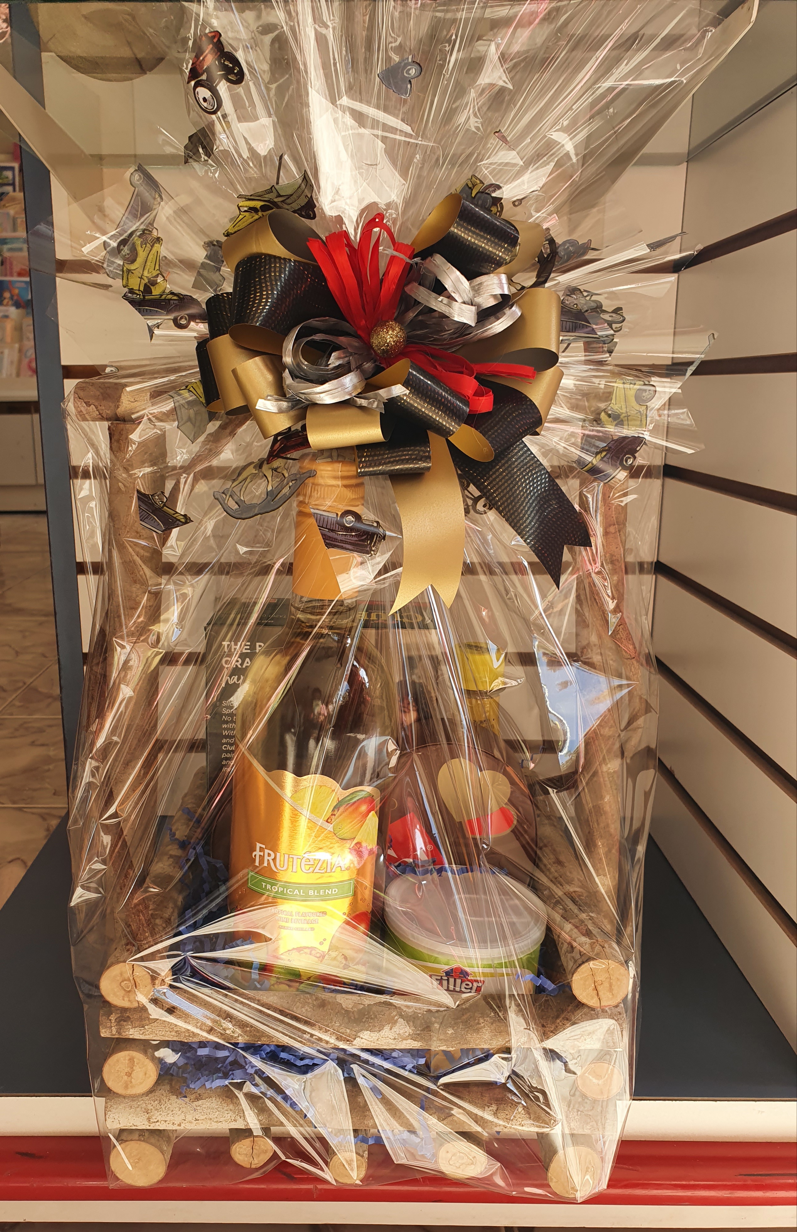 Arreglo de flores en tonos cálidos