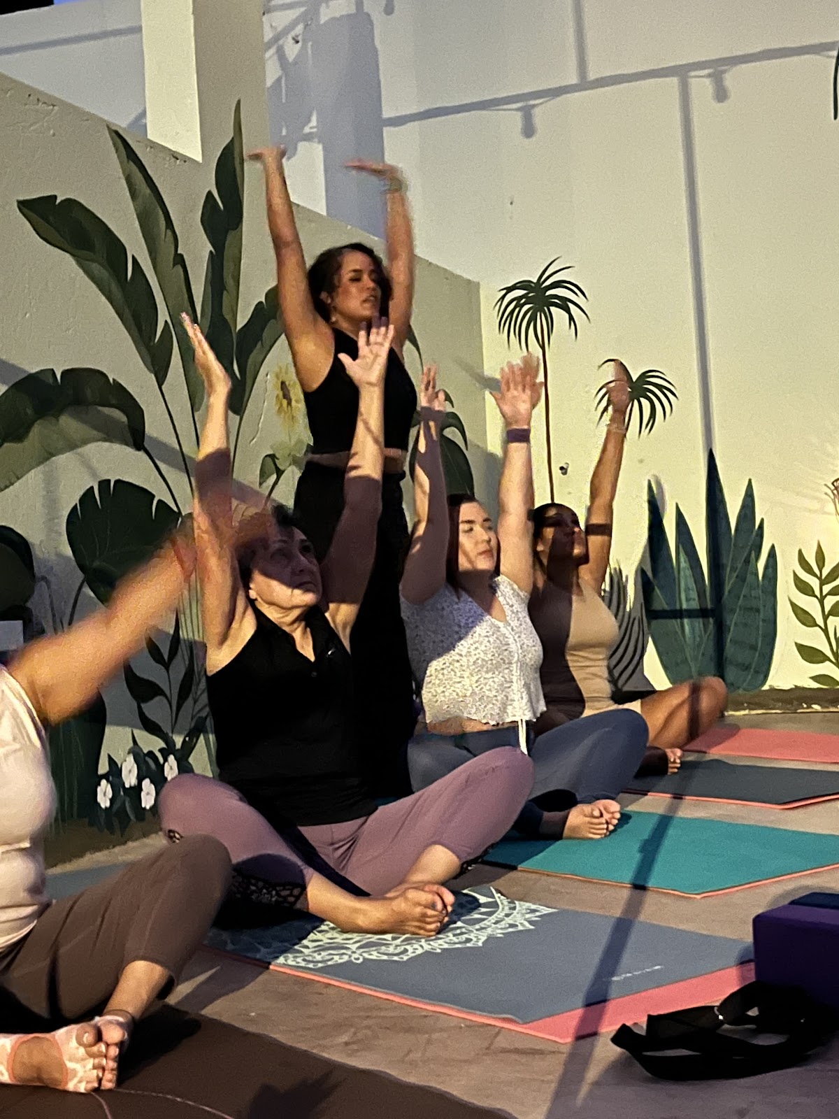 Práctica de yoga al aire libre