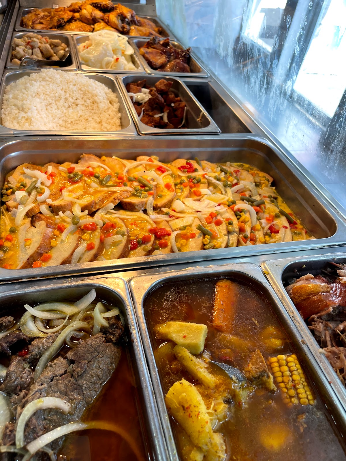 Clientes disfrutando en Vera's Bakery