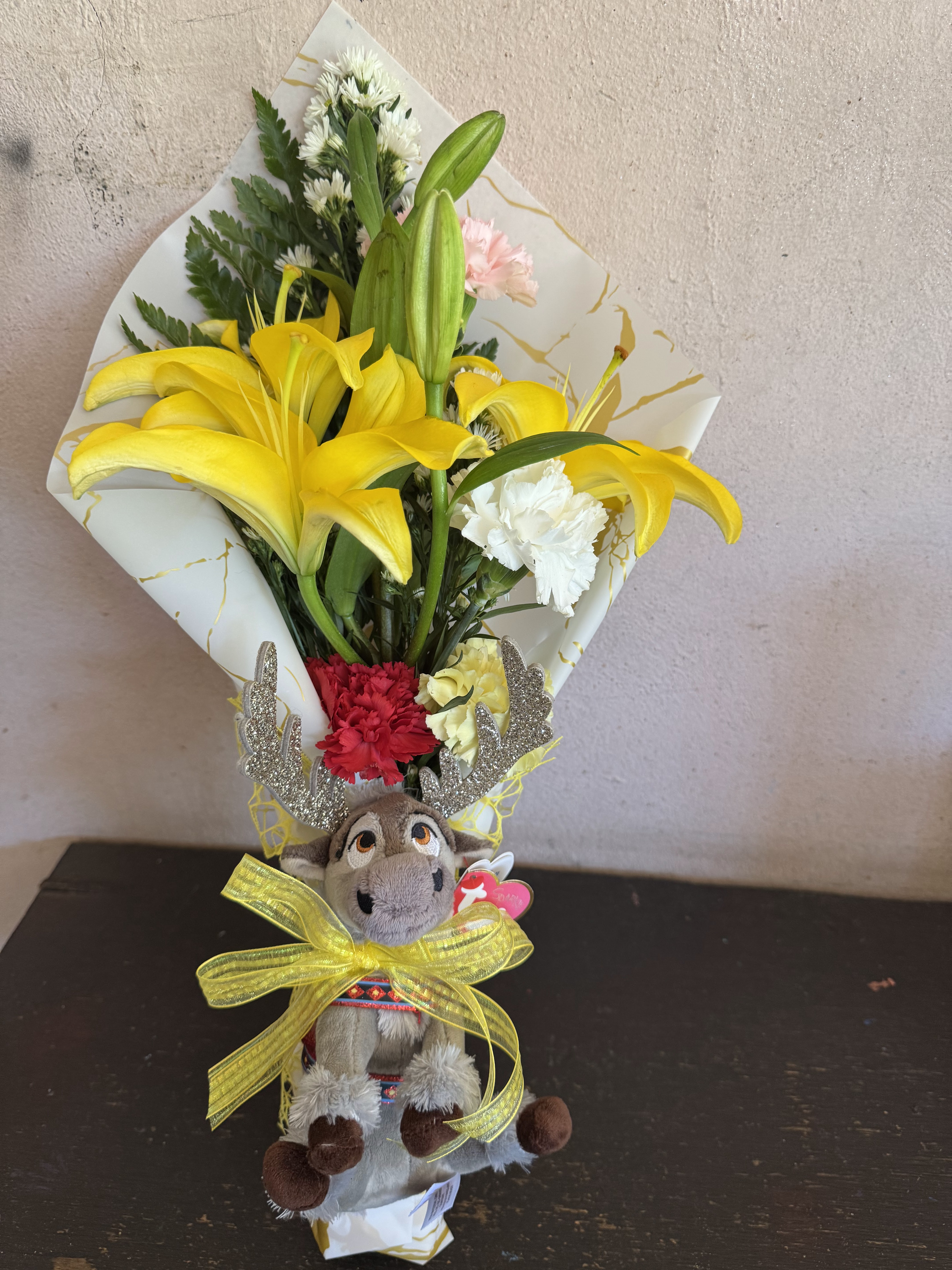 Canasta decorativa con flores