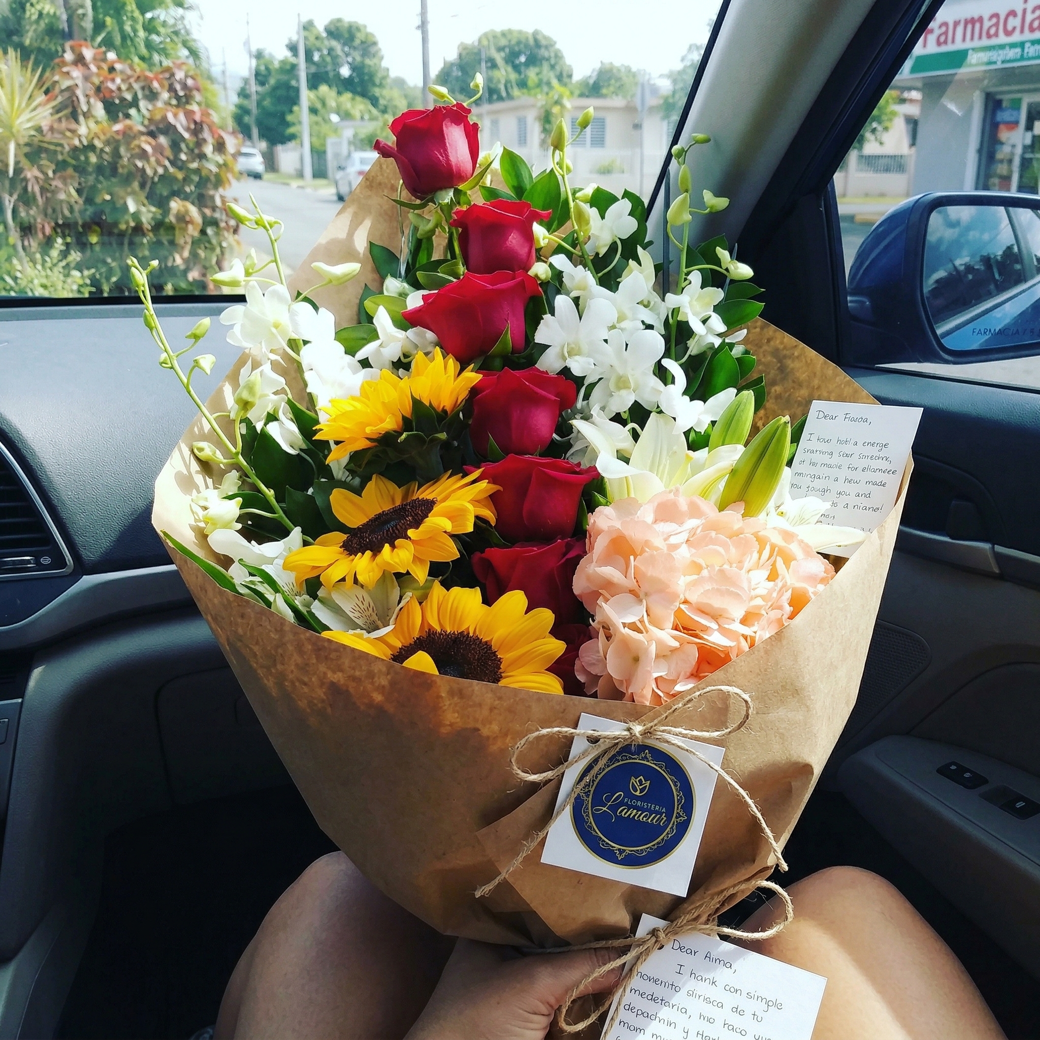 Entrega de ramo en auto — Floristería L'amour