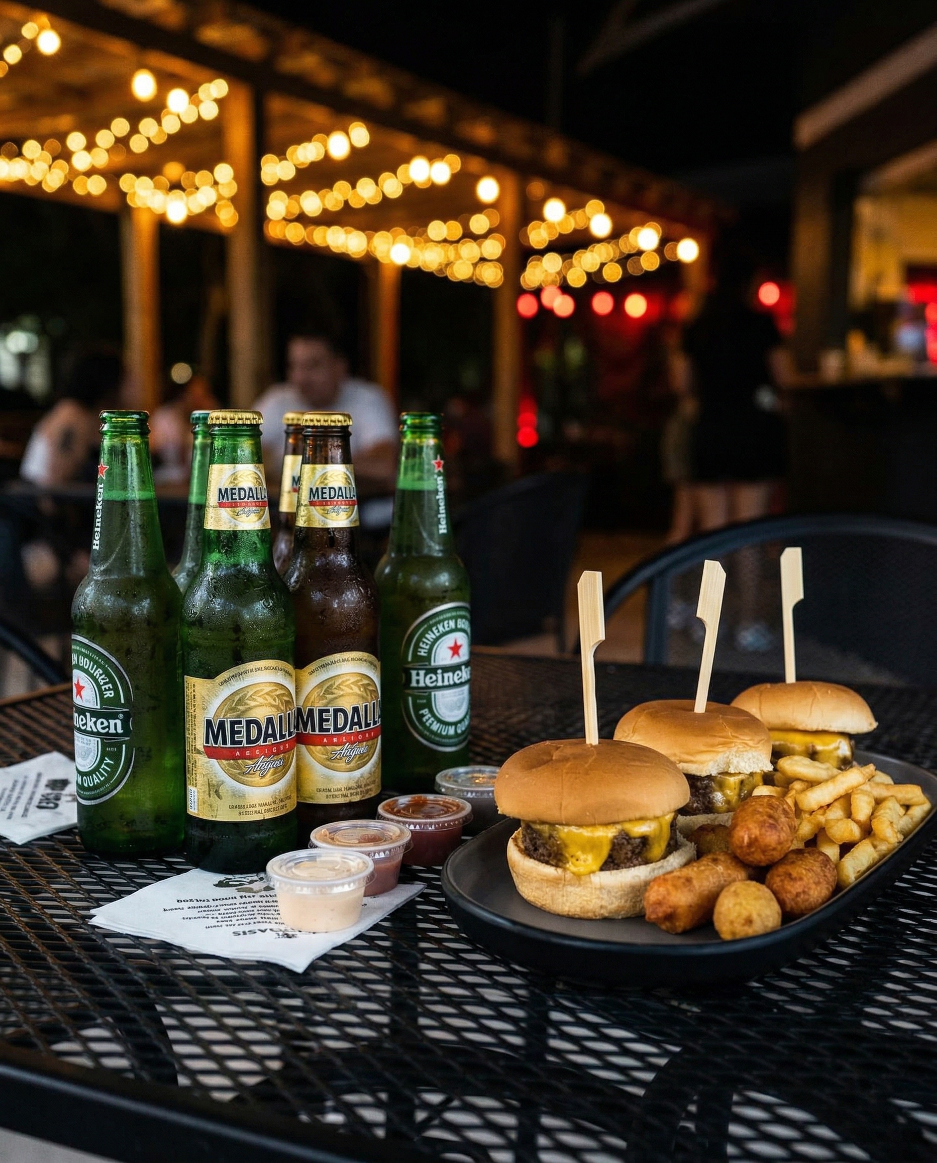 Vista de mesa con birras frías y picadera en El Oasis