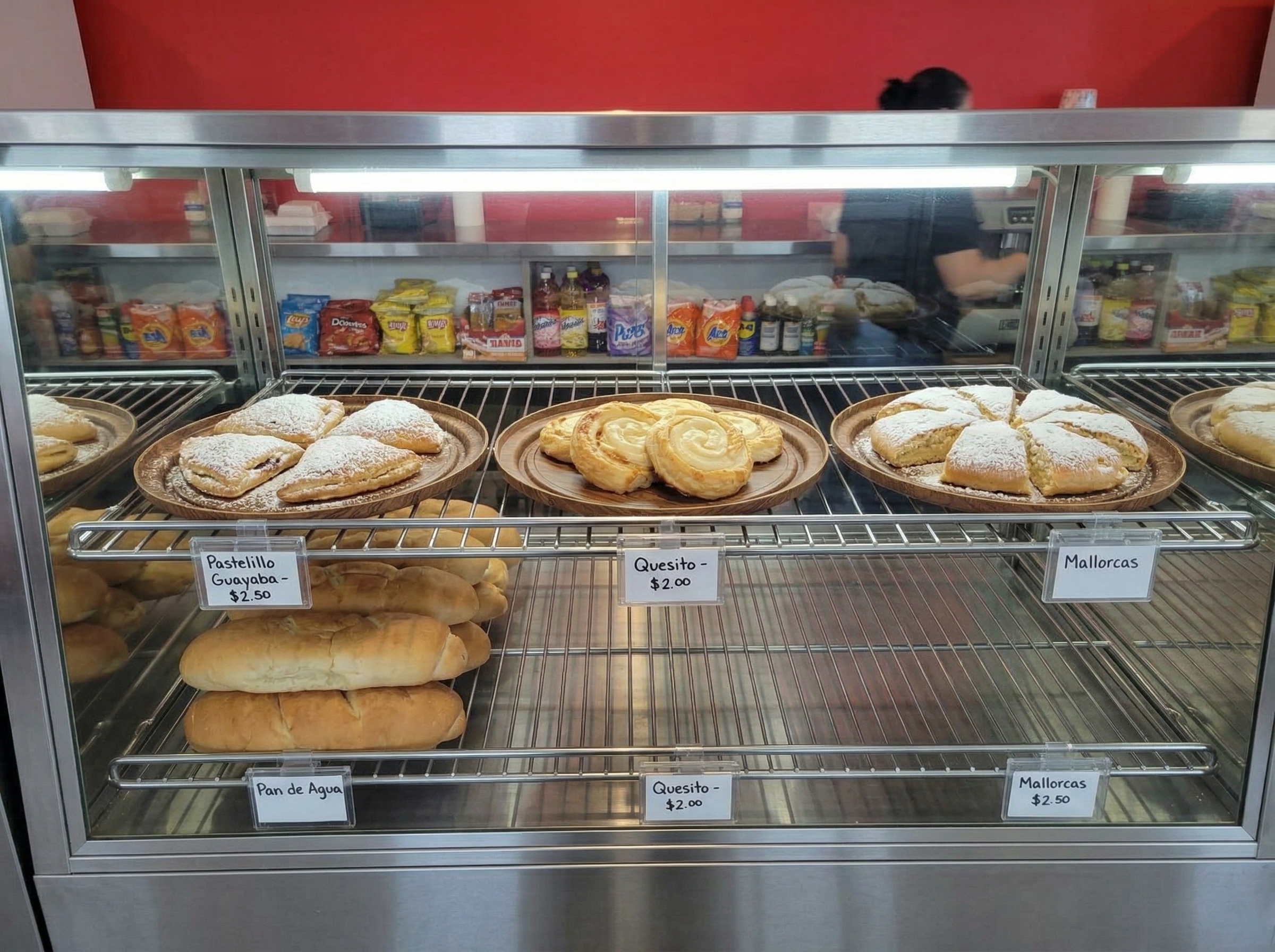 Vitrina de la panadería con productos frescos del día
