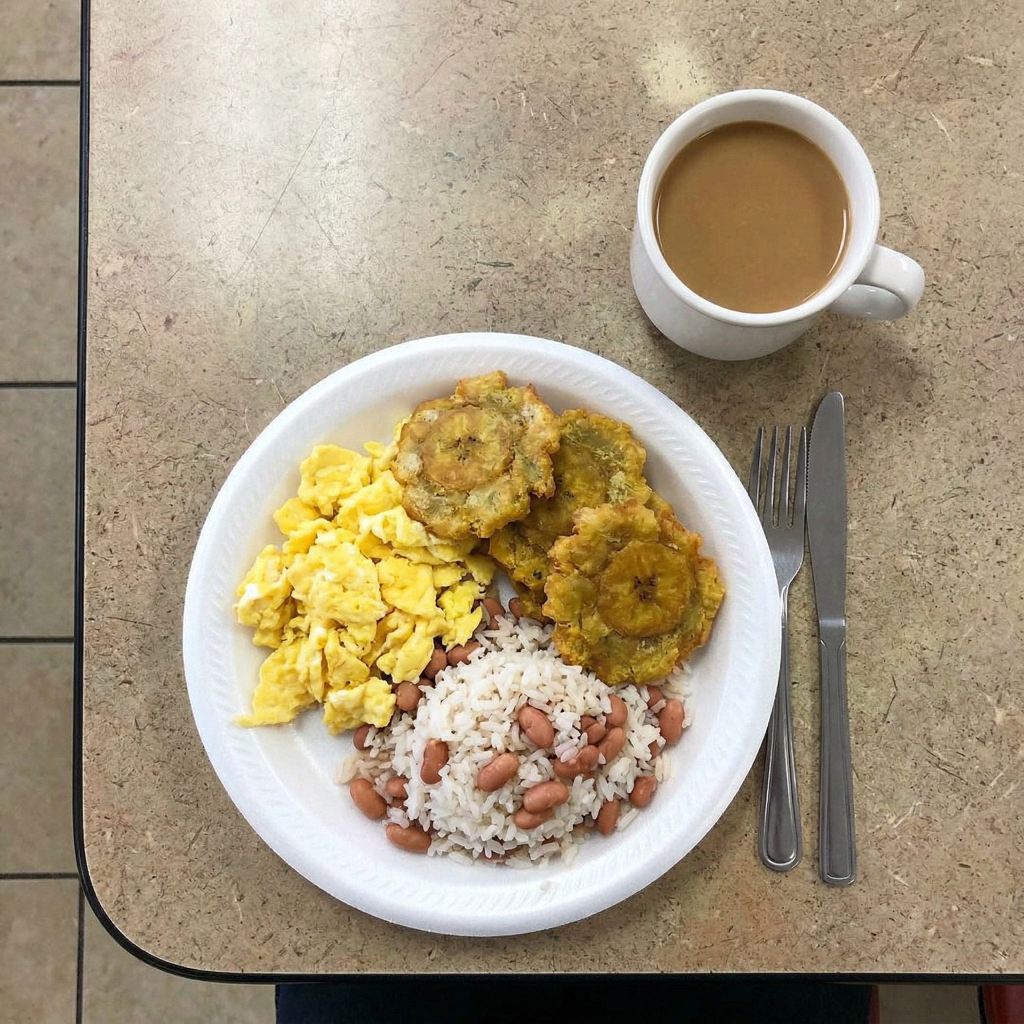 Plato de desayuno puertorriqueño en La Nueva Modelo — huevos, pan y café