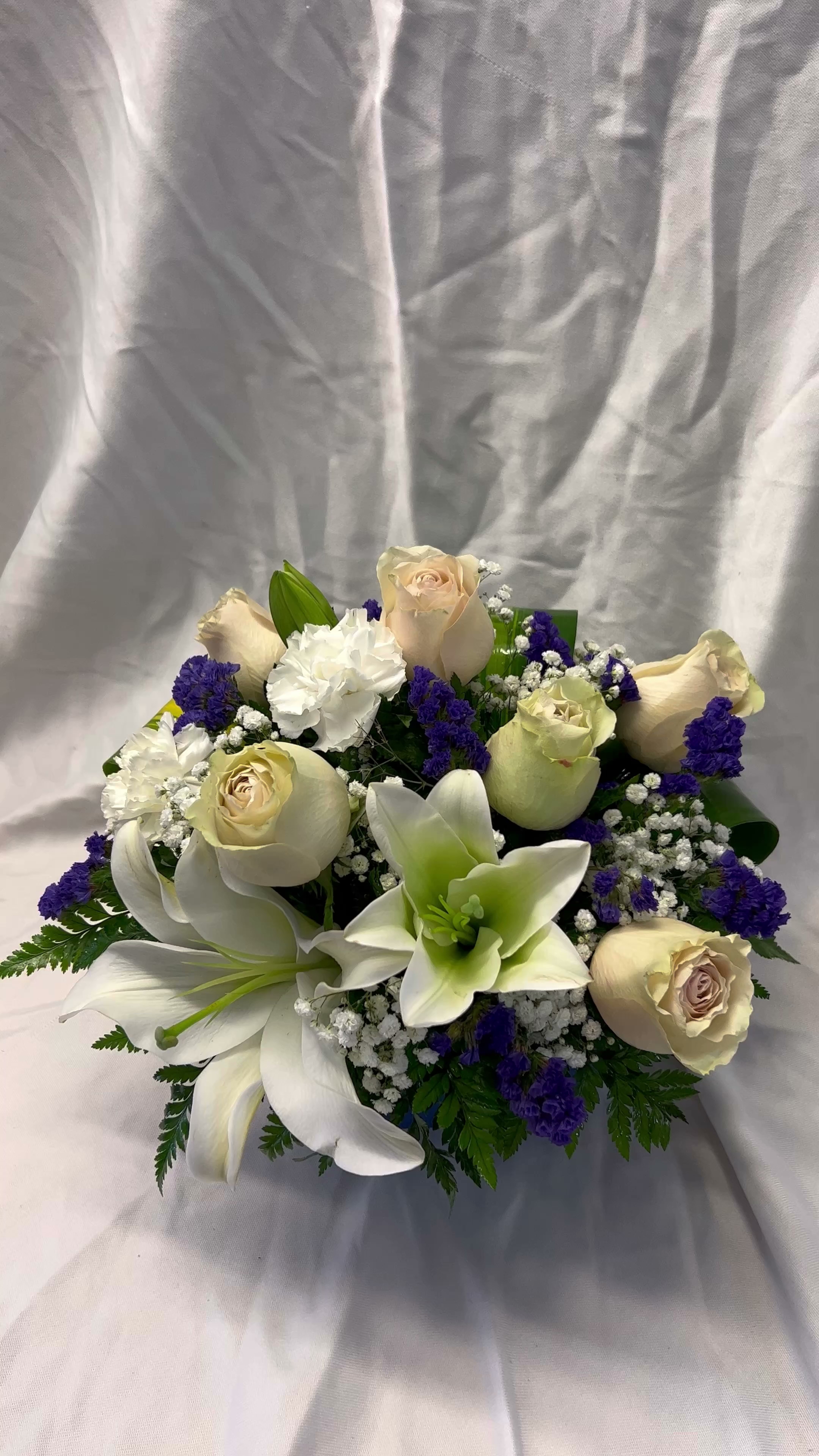 Interior de Floristería Pétalos con arreglos coloridos en exhibición