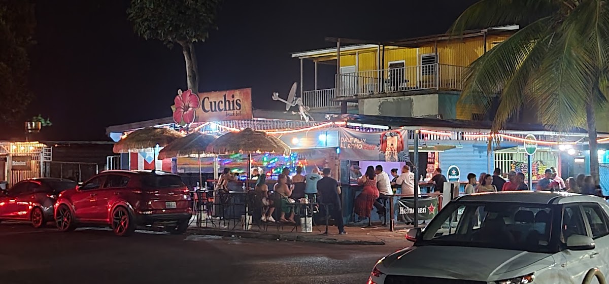 Crowd en Cuchis Beach Bar