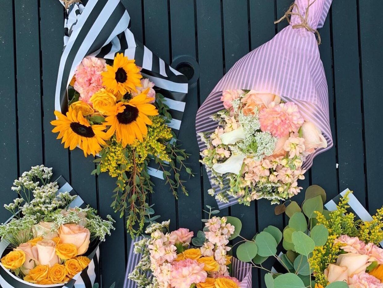 Detalle macro de rosas frescas en D'Flor Flowers Boutique