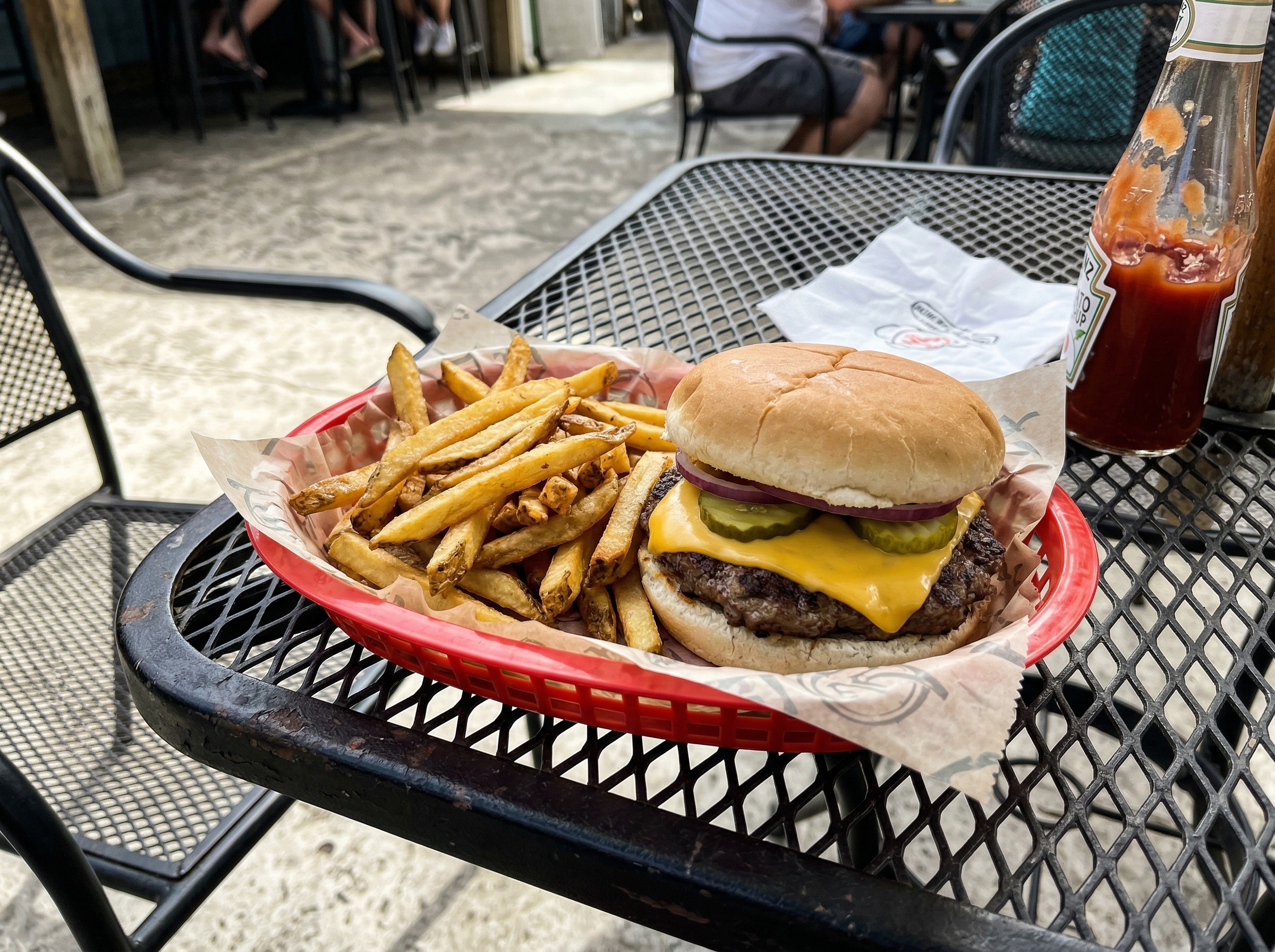 Cheeseburger basket en Charlie's Bar & Grill