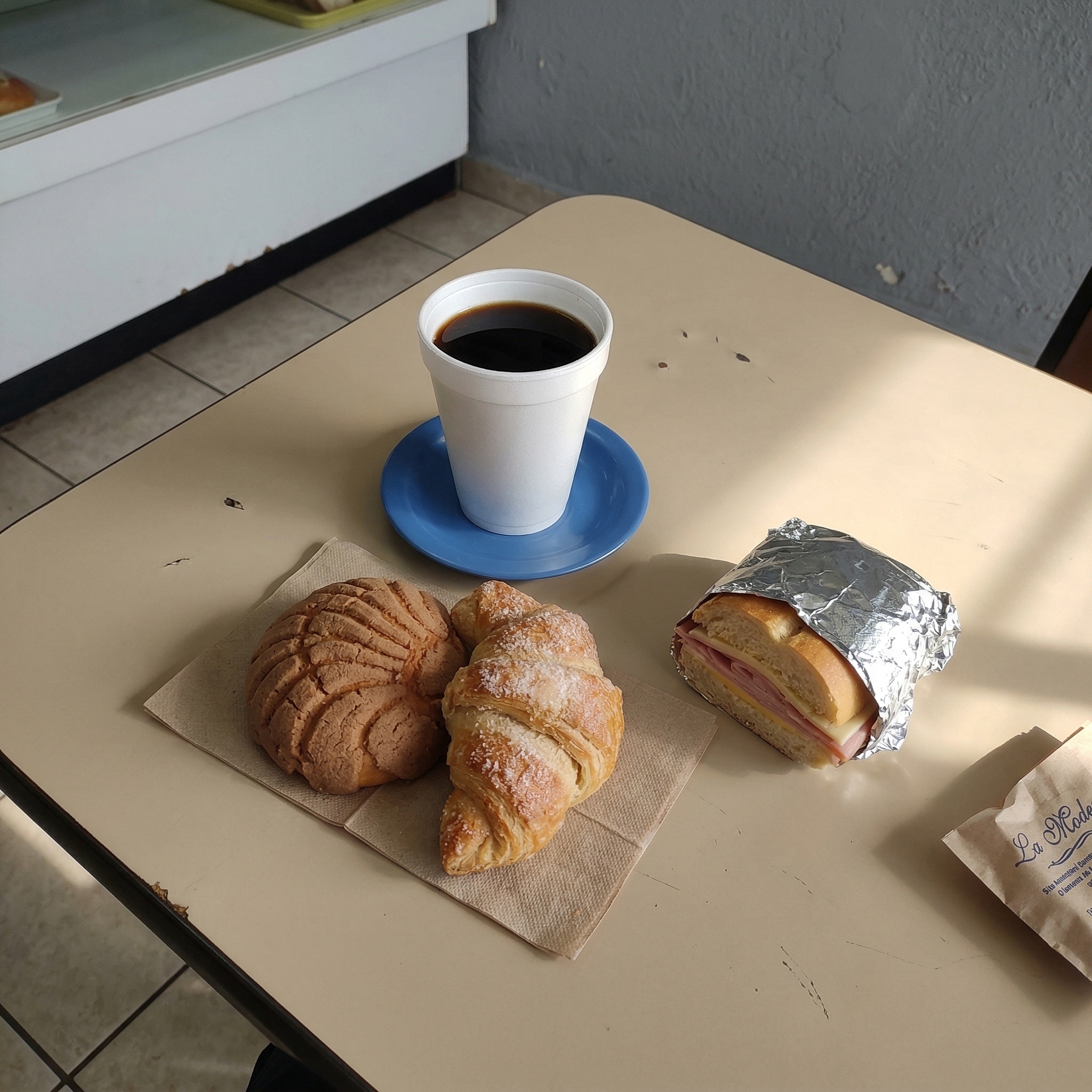 Café con leche por la mañana