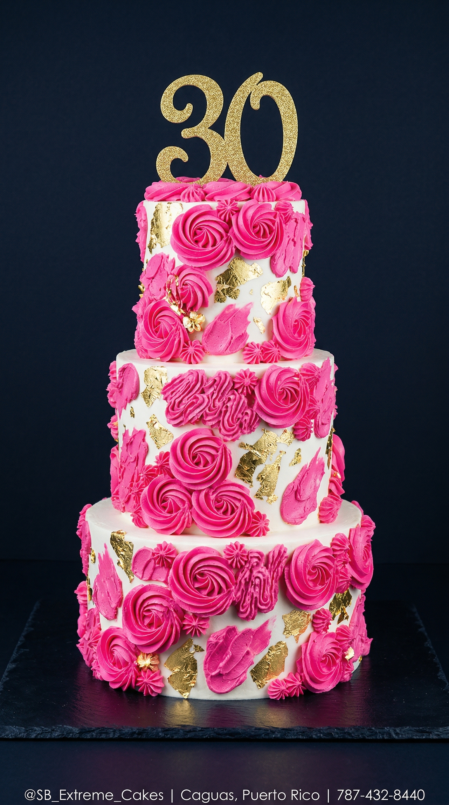 Bizcocho multi-nivel decorado con oro y rosa — S&B Extreme Cakes