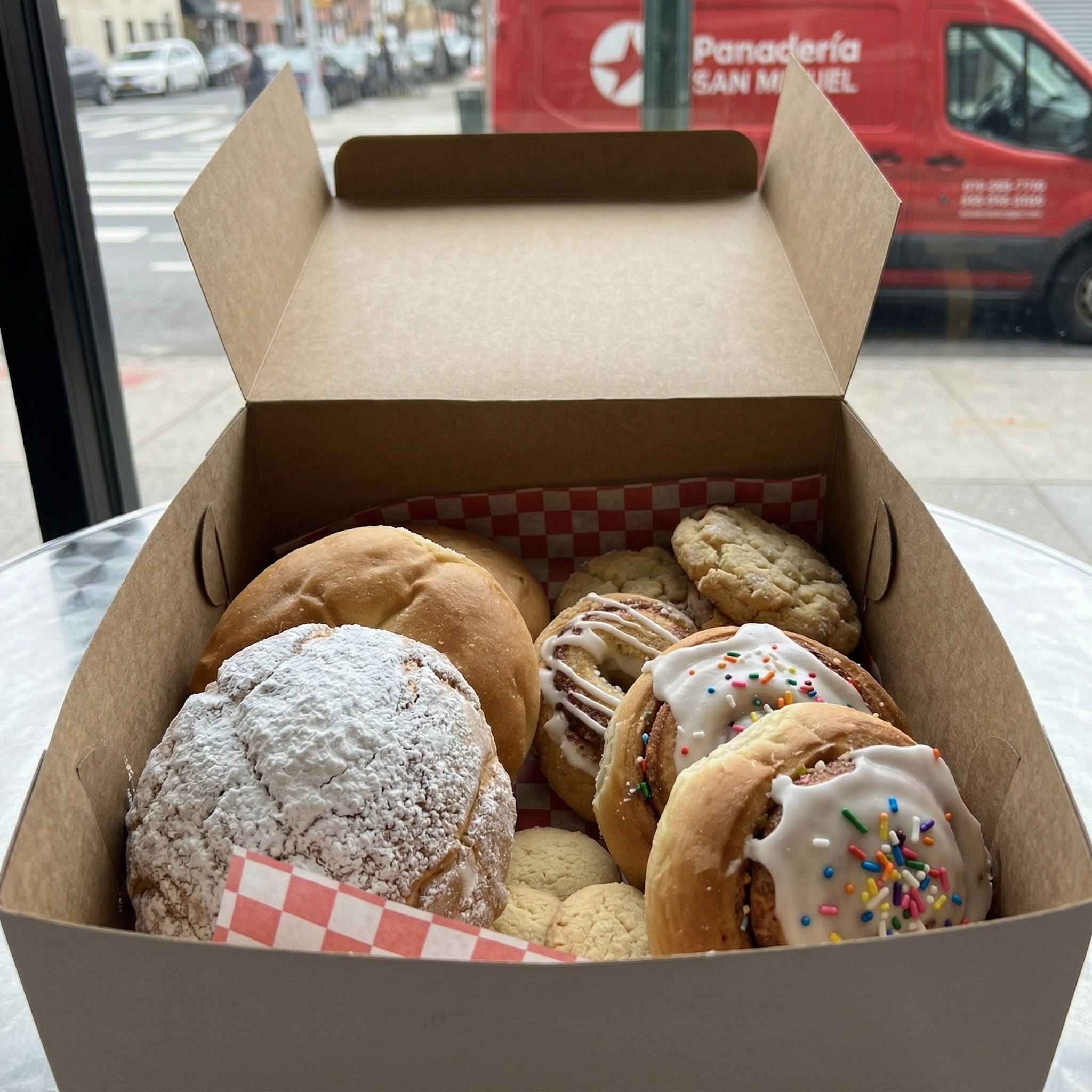 Caja de pasteles y dulces de Panadería San Miguel