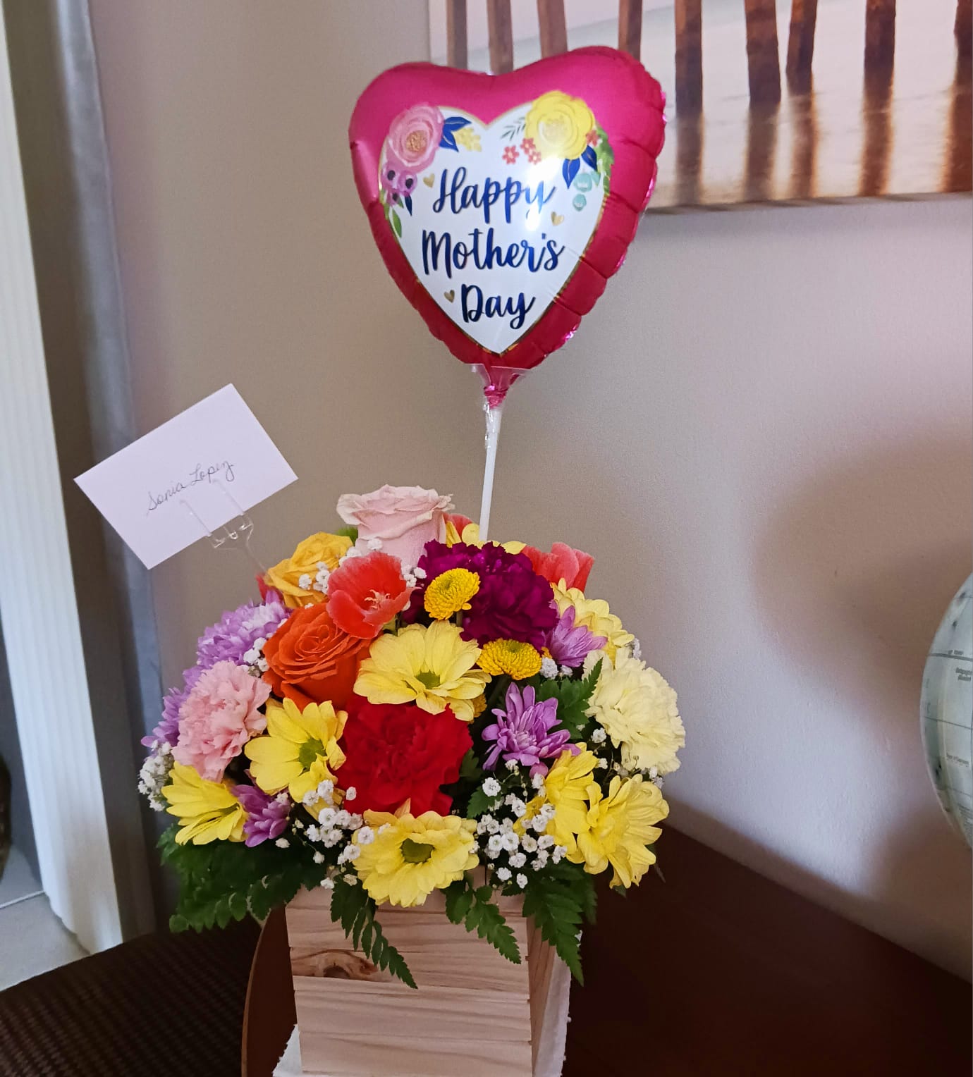 Rosas clásicas rojas en arreglo elegante