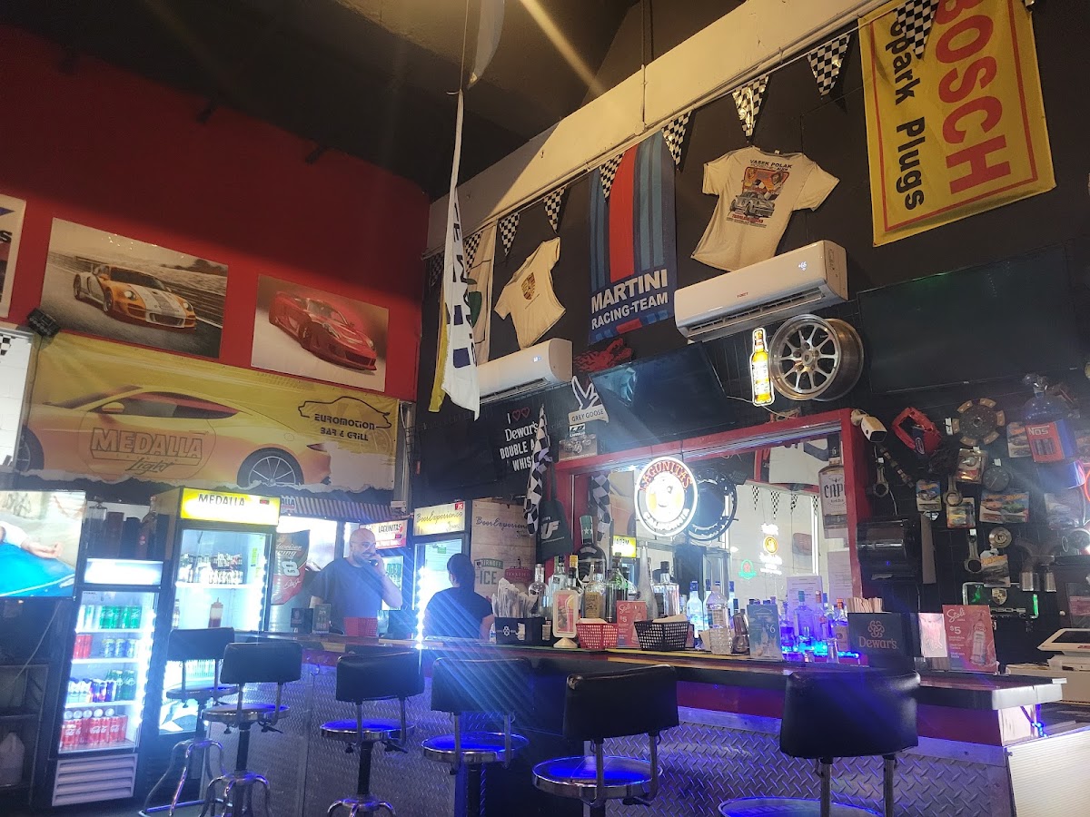 Ambiente del bar con cócteles