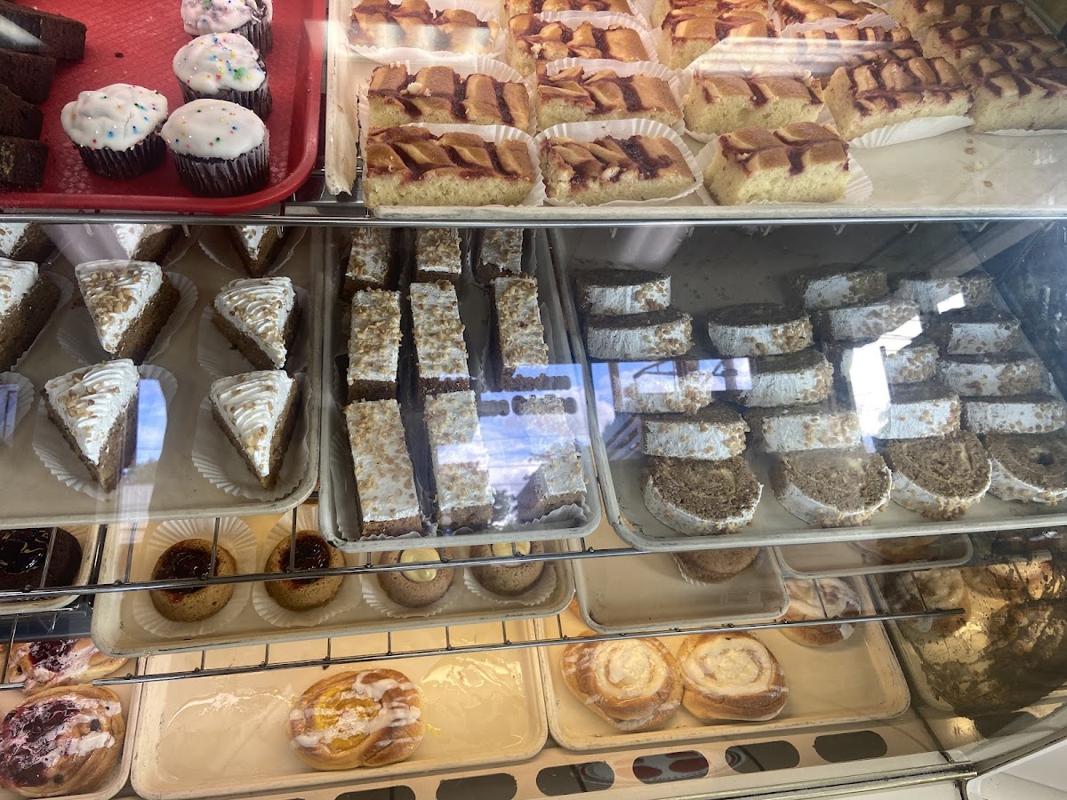 Panadería La Borinqueña — vista del local y productos