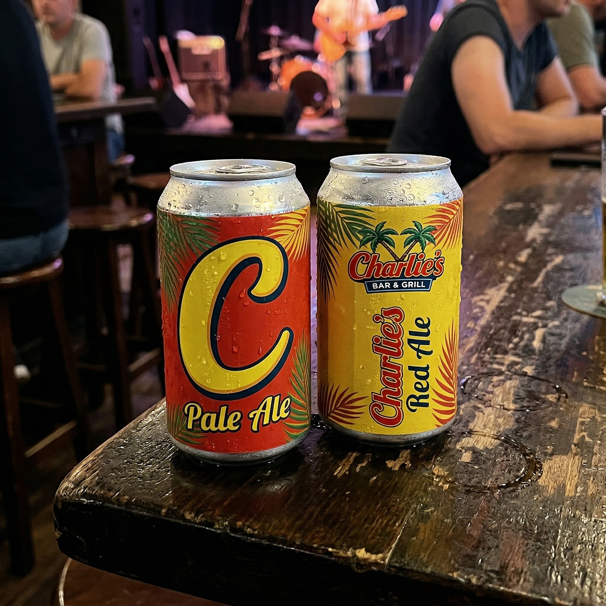 Bebidas en Charlie's Bar & Grill durante happy hour