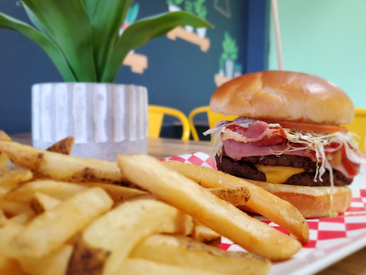 Exterior y ambiente de Zoe Bakery en Aguadilla