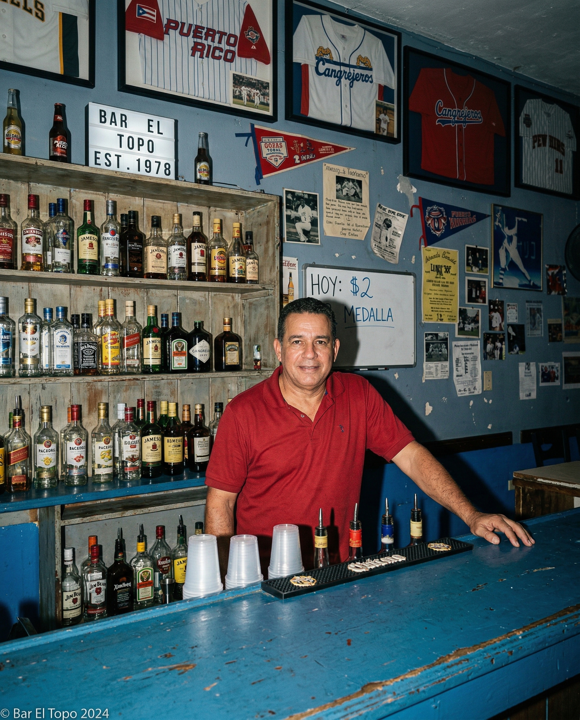 Interior de Bar El Topo — ambiente del barrio