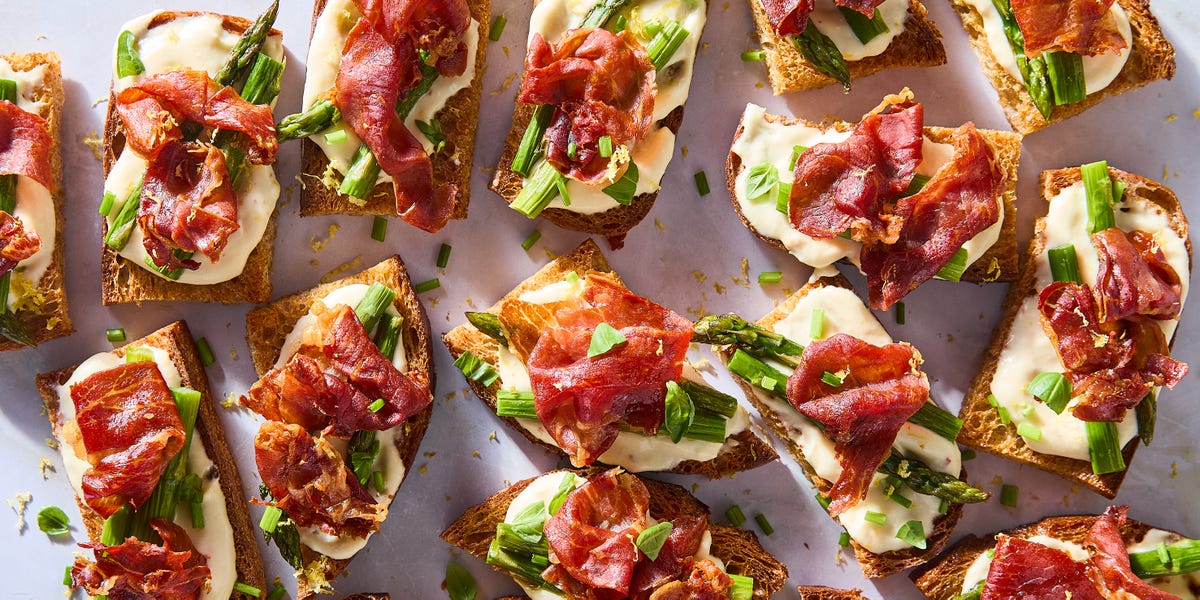 Crispy Prosciutto & Asparagus Mini Toasts Are The Perfect Spring Appetizer