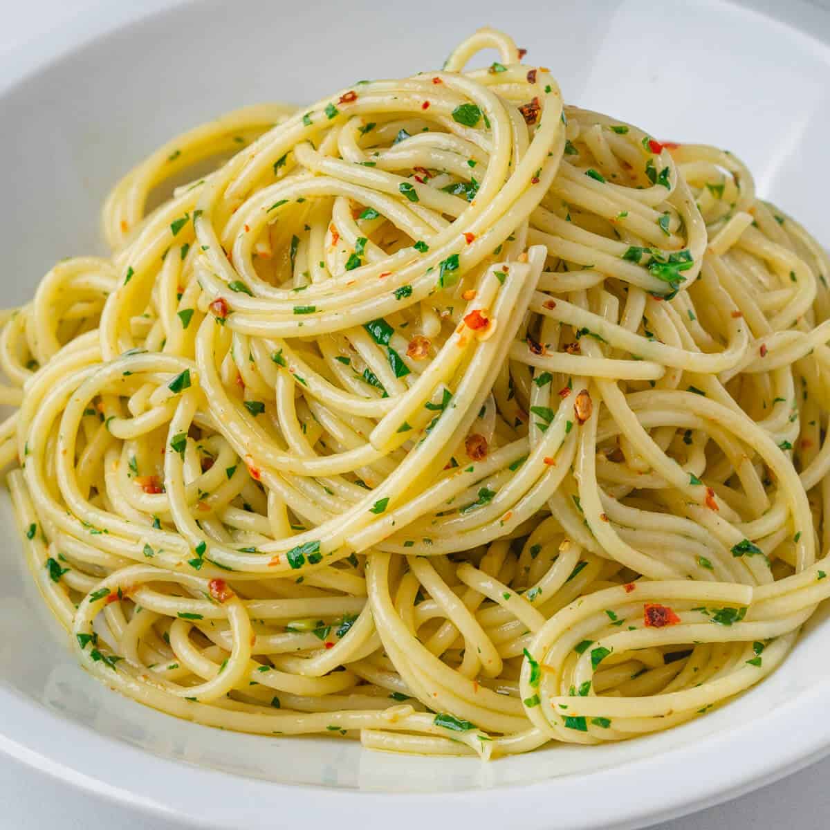 Spaghetti Aglio e Olio (Authentic Italian, Ready in 10 Mins)