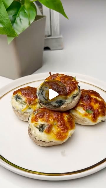 Stuffed Mushrooms with Spinach & Cheese 🍄❤️ These baked mushrooms are savory,