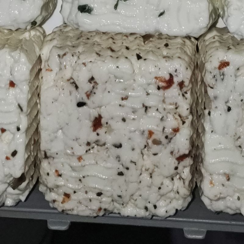 Ser kozi z czarnuszka, pomidorem i czosnkiem niedźwiedzim 