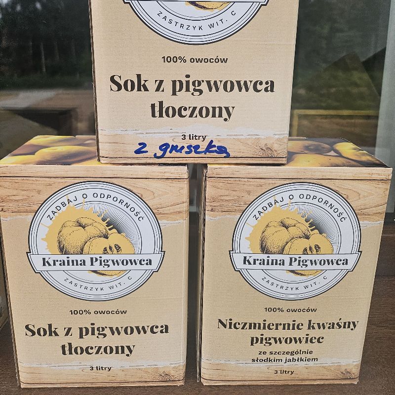Mix 3litrowych soków. Jeden to czysty pigwowiec, drugi to pigwowiec z gruszką, trzeci to pigwowiec z jabłuszkiem