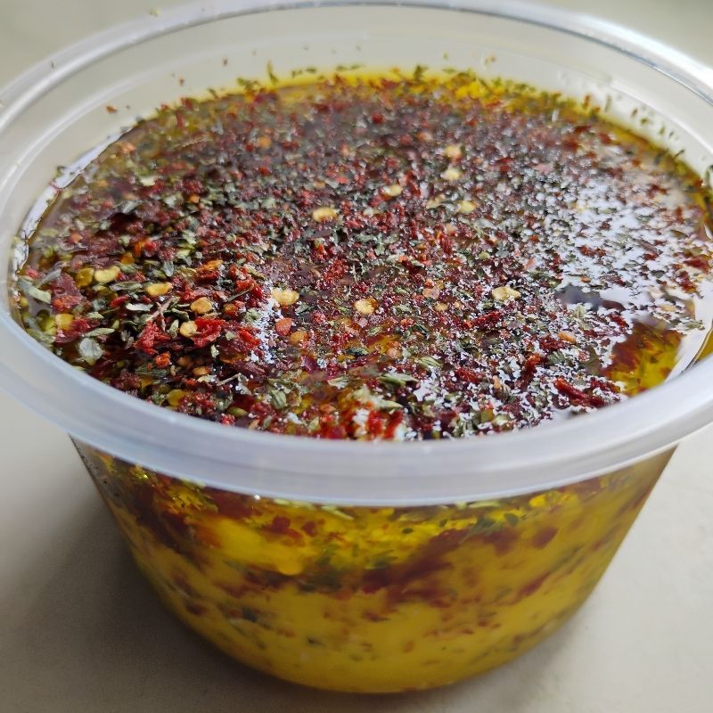Serek w oliwie z pomidorem,chili i oregano