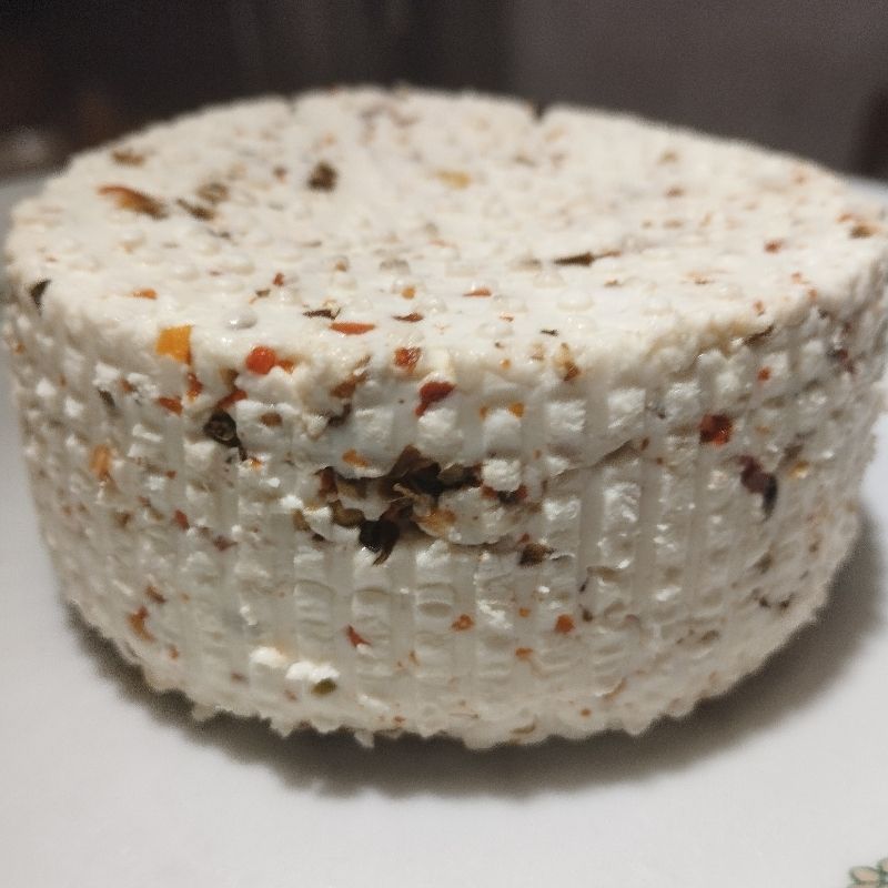 Ser podpuszczkowy miękki z pomidorem, chili i oregano