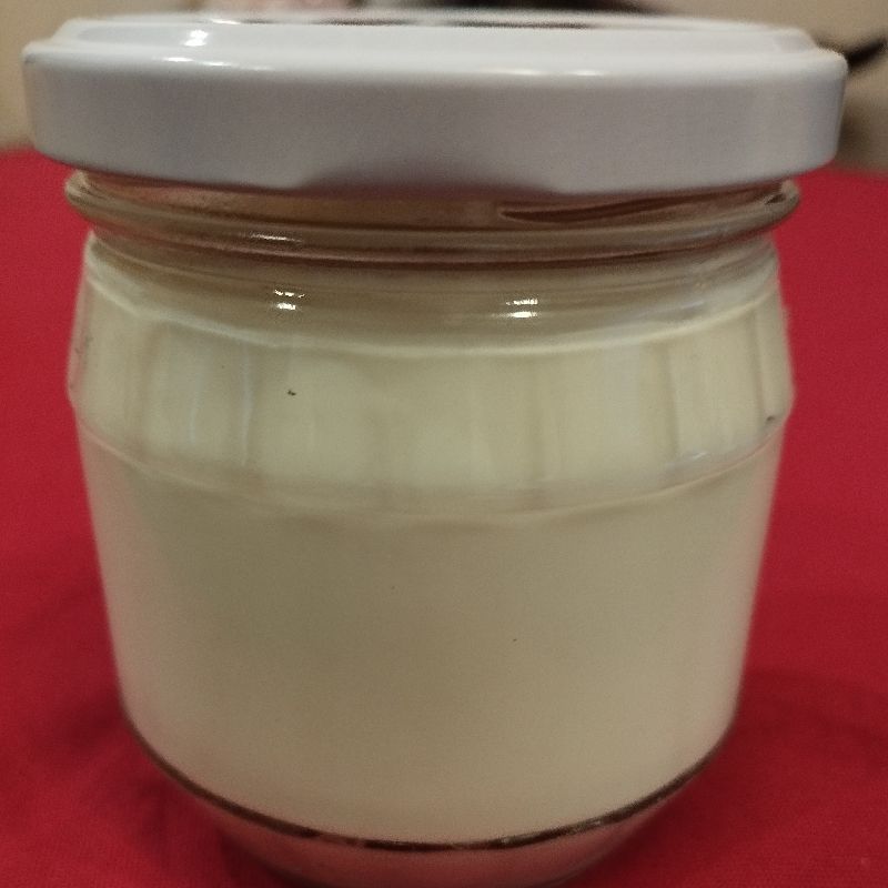 Jogurt naturalny w plastikowych pojemniku