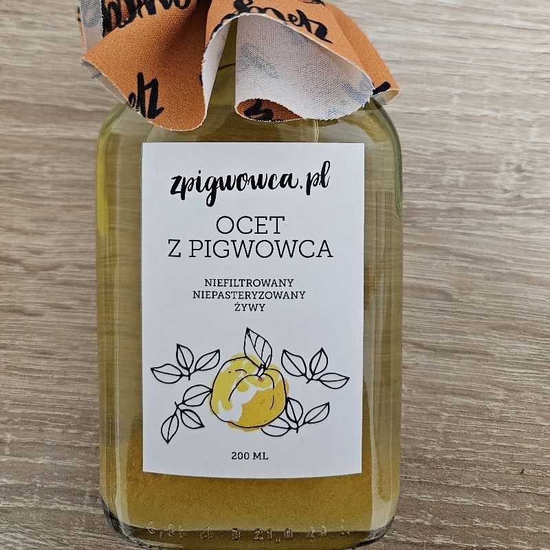 Dojrzały ocet na naszych owocach pigwowca.