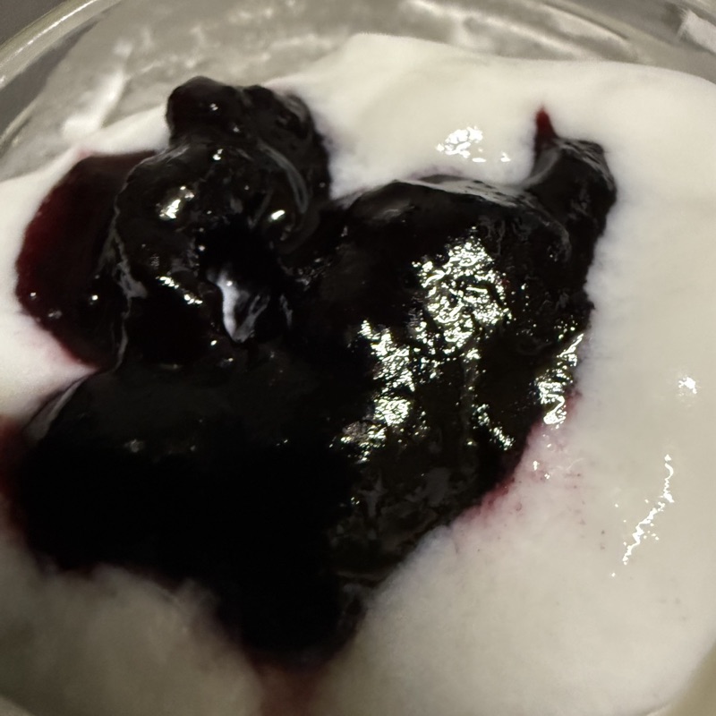 Kozi jogurt naturalny z owocami