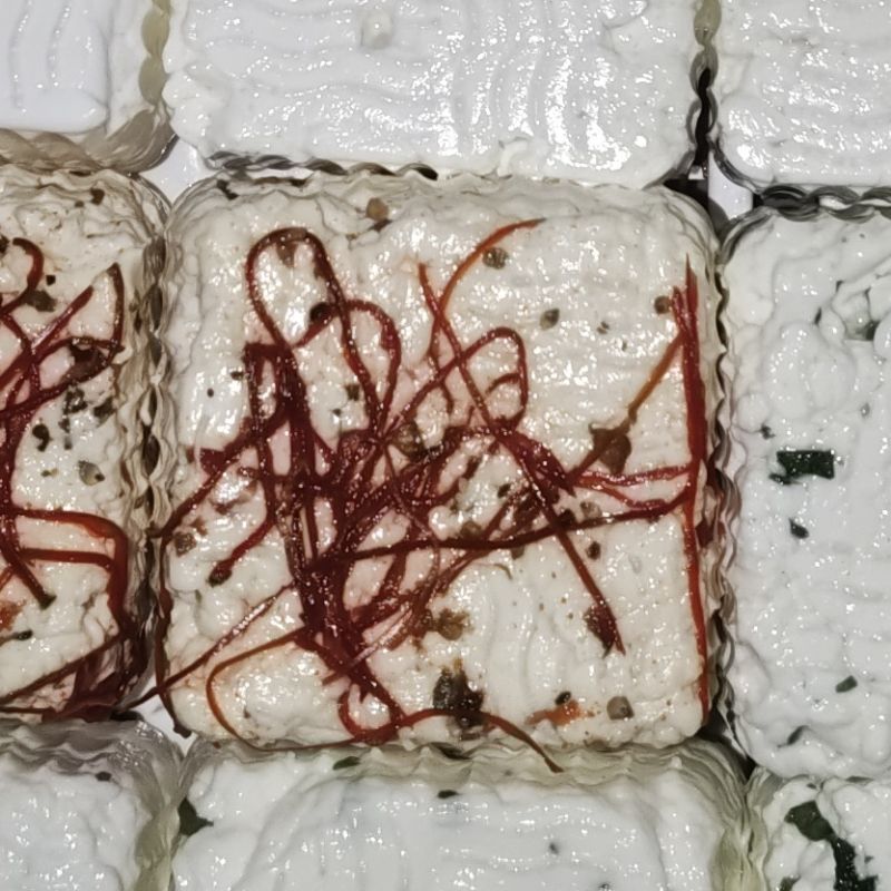 Ser kozi podpuszczkowy z chilli ,pomidorem, oregano 